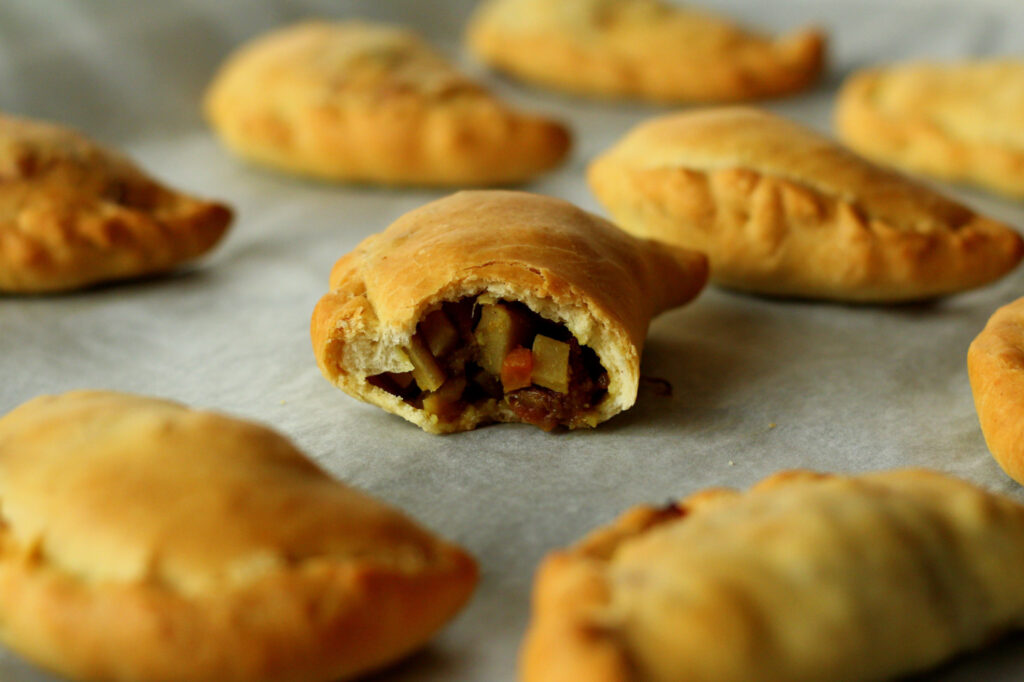 pieczone-pierogi-z-warzywami-empanadas con las verduras del caldo