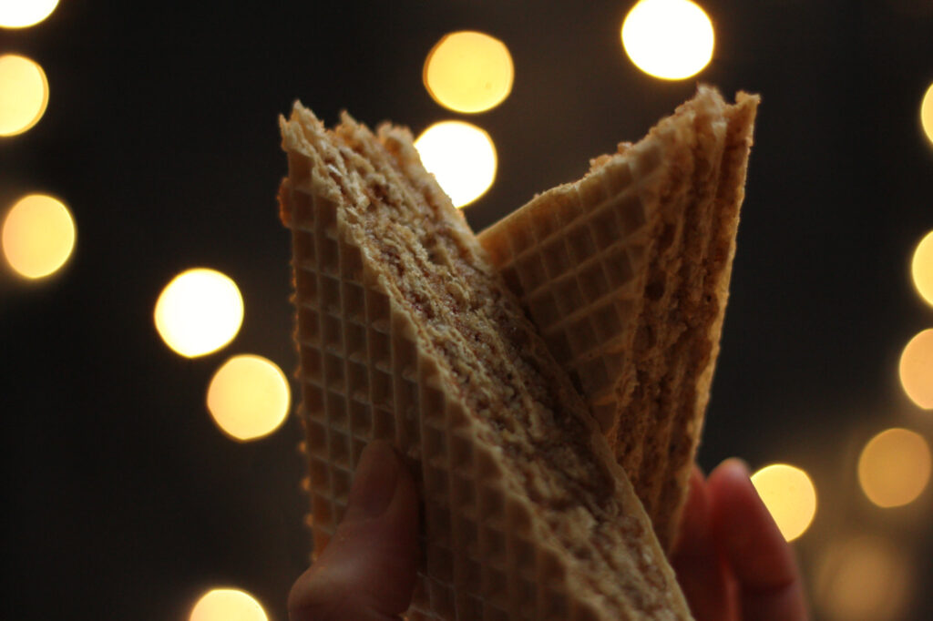 Galletas obleas rellenas con turrón untable